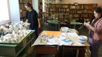 Красива арт инсталация, създадена от учениците на НУПИД “Акад. Дечко Узунов“ ще посреща посетителите на библиотека “Искра“