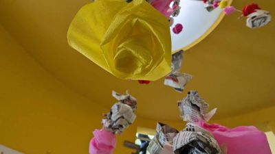 Красива арт инсталация, създадена от учениците на НУПИД “Акад. Дечко Узунов“ ще посреща посетителите на библиотека “Искра“