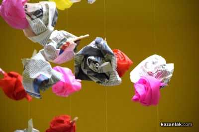 Красива арт инсталация, създадена от учениците на НУПИД “Акад. Дечко Узунов“ ще посреща посетителите на библиотека “Искра“