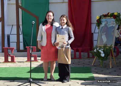 ОУ “Св. Паисий Хилендарски“ почете делото на светите братя Кирил и Методий с тържествена програма 