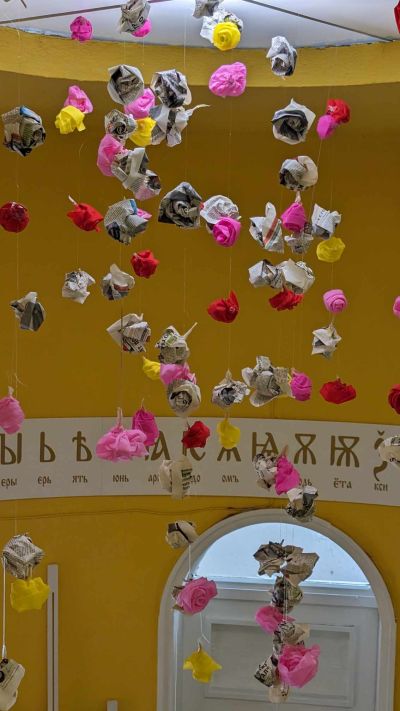 Красива арт инсталация, създадена от учениците на НУПИД “Акад. Дечко Узунов“ ще посреща посетителите на библиотека “Искра“