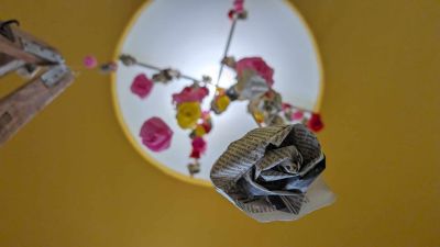 Красива арт инсталация, създадена от учениците на НУПИД “Акад. Дечко Узунов“ ще посреща посетителите на библиотека “Искра“