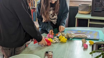 Красива арт инсталация, създадена от учениците на НУПИД “Акад. Дечко Узунов“ ще посреща посетителите на библиотека “Искра“