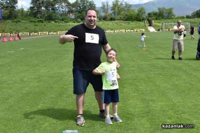 Деца и родители се забавляваха в спортната надпревара “Мама, татко и аз“