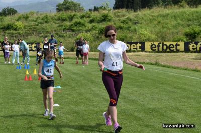 Деца и родители се забавляваха в спортната надпревара “Мама, татко и аз“