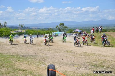 Традиционният мотокрос в Енина събра стотици фенове