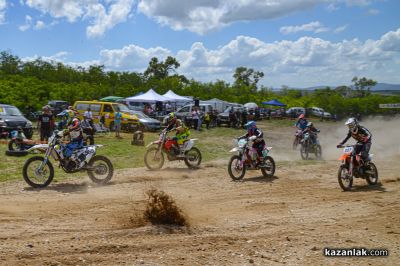 Традиционният мотокрос в Енина събра стотици фенове