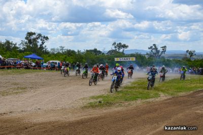 Традиционният мотокрос в Енина събра стотици фенове