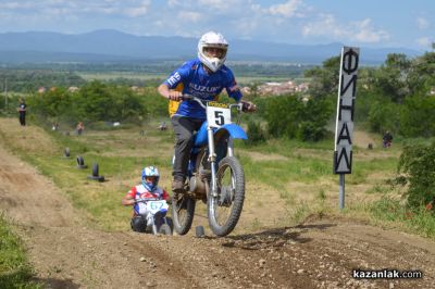 Традиционният мотокрос в Енина събра стотици фенове