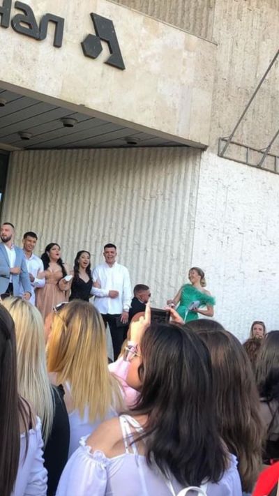 Абитуриентка получи предложение за брак на бала си