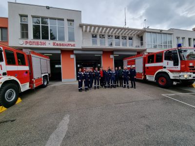 В Казанлък ритуално „изкъпаха“ пожарникар на последното му дежурство/ ВИДЕО 