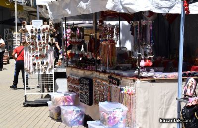 Пъстър и цветен е Казанлък в кулминационните дни на 121-вия Празник на розата