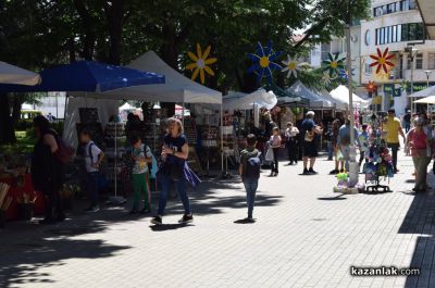 Пъстър и цветен е Казанлък в кулминационните дни на 121-вия Празник на розата