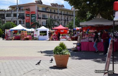 Пъстър и цветен е Казанлък в кулминационните дни на 121-вия Празник на розата