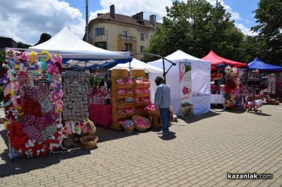 Пъстър и цветен е Казанлък в кулминационните дни на 121-вия Празник на розата