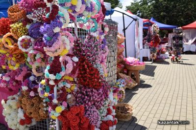 Пъстър и цветен е Казанлък в кулминационните дни на 121-вия Празник на розата