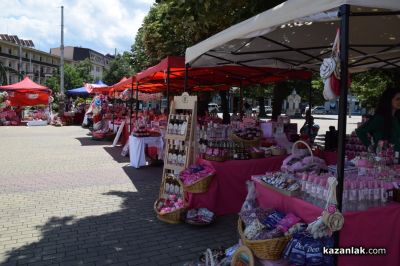 Пъстър и цветен е Казанлък в кулминационните дни на 121-вия Празник на розата