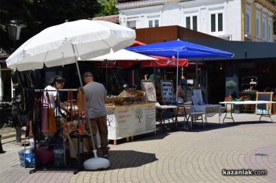Пъстър и цветен е Казанлък в кулминационните дни на 121-вия Празник на розата