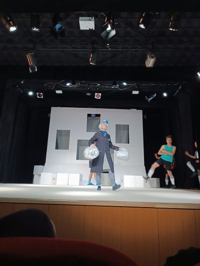 “Взрив“ на казанлъшкия театър изправи на крака учениците на ПГЛПТ 