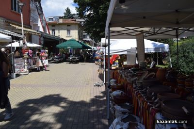 Пъстър и цветен е Казанлък в кулминационните дни на 121-вия Празник на розата