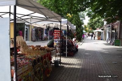 Пъстър и цветен е Казанлък в кулминационните дни на 121-вия Празник на розата