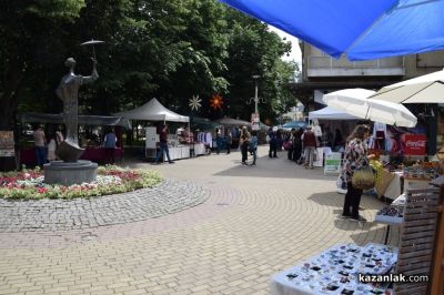 Пъстър и цветен е Казанлък в кулминационните дни на 121-вия Празник на розата