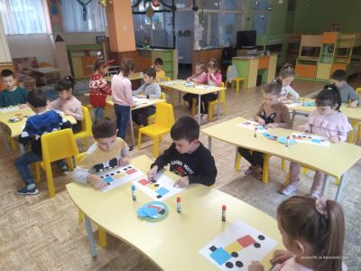 Децата от ДГ “Слънчице“ и “Вълшебният свят на изкуството“ 