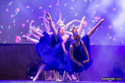 Царица Роза Неделина Неделчева получи царската корона от кмета на Казанлък