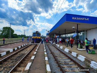 Атрактивни концерти на гарата събраха десетки казанлъчани