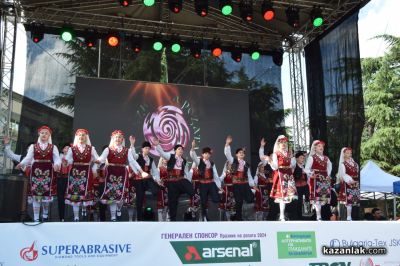 С феерия от багри и ритми, започна Международния фолклорен фестивал в Казанлък 