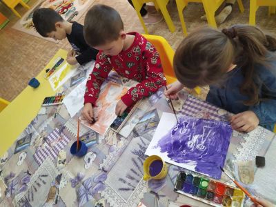 Децата от ДГ “Слънчице“ и “Вълшебният свят на изкуството“ 