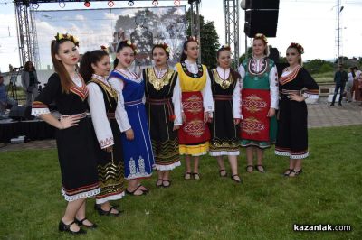 Атрактивни концерти на гарата събраха десетки казанлъчани