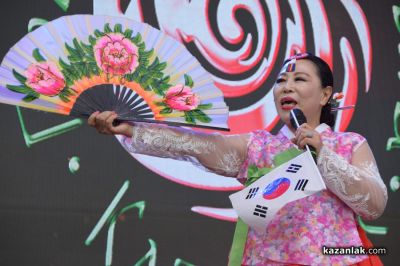 С феерия от багри и ритми, започна Международния фолклорен фестивал в Казанлък 