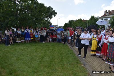 Атрактивни концерти на гарата събраха десетки казанлъчани