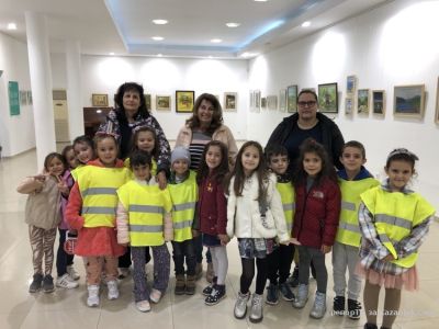 Децата от ДГ “Слънчице“ и “Вълшебният свят на изкуството“ 