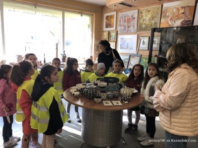 Децата от ДГ “Слънчице“ и “Вълшебният свят на изкуството“ 