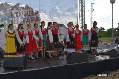 Атрактивни концерти на гарата събраха десетки казанлъчани