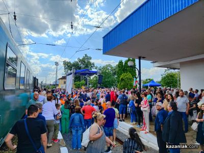 Атрактивни концерти на гарата събраха десетки казанлъчани