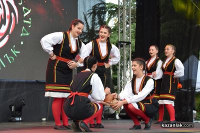 С феерия от багри и ритми, започна Международния фолклорен фестивал в Казанлък 