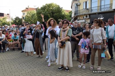 С феерия от багри и ритми, започна Международния фолклорен фестивал в Казанлък 