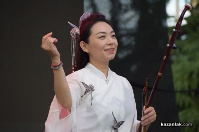 С феерия от багри и ритми, започна Международния фолклорен фестивал в Казанлък 