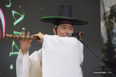 С феерия от багри и ритми, започна Международния фолклорен фестивал в Казанлък 