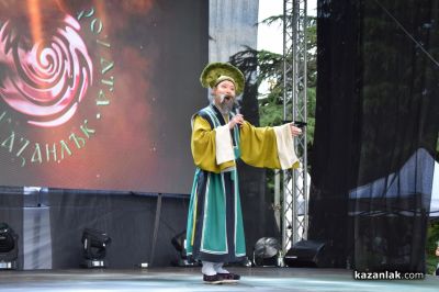 С феерия от багри и ритми, започна Международния фолклорен фестивал в Казанлък 