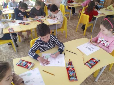 Децата от ДГ “Слънчице“ и “Вълшебният свят на изкуството“ 