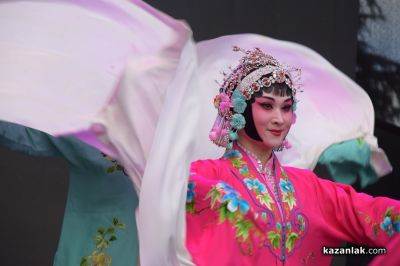 С феерия от багри и ритми, започна Международния фолклорен фестивал в Казанлък 