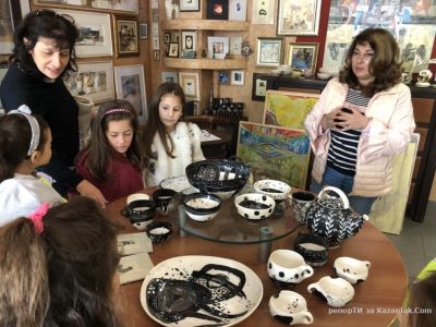 Децата от ДГ “Слънчице“ и “Вълшебният свят на изкуството“ 