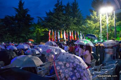 Царица Роза Неделина Неделчева получи царската корона от кмета на Казанлък