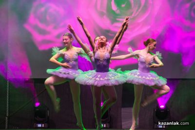 Царица Роза Неделина Неделчева получи царската корона от кмета на Казанлък