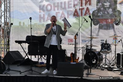 Атрактивни концерти на гарата събраха десетки казанлъчани