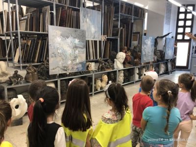 Децата от ДГ “Слънчице“ и “Вълшебният свят на изкуството“ 